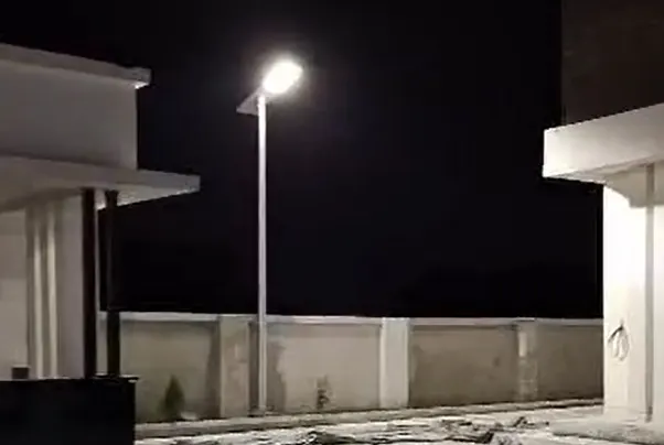 0418 Series Solar Street Light in Family Villa