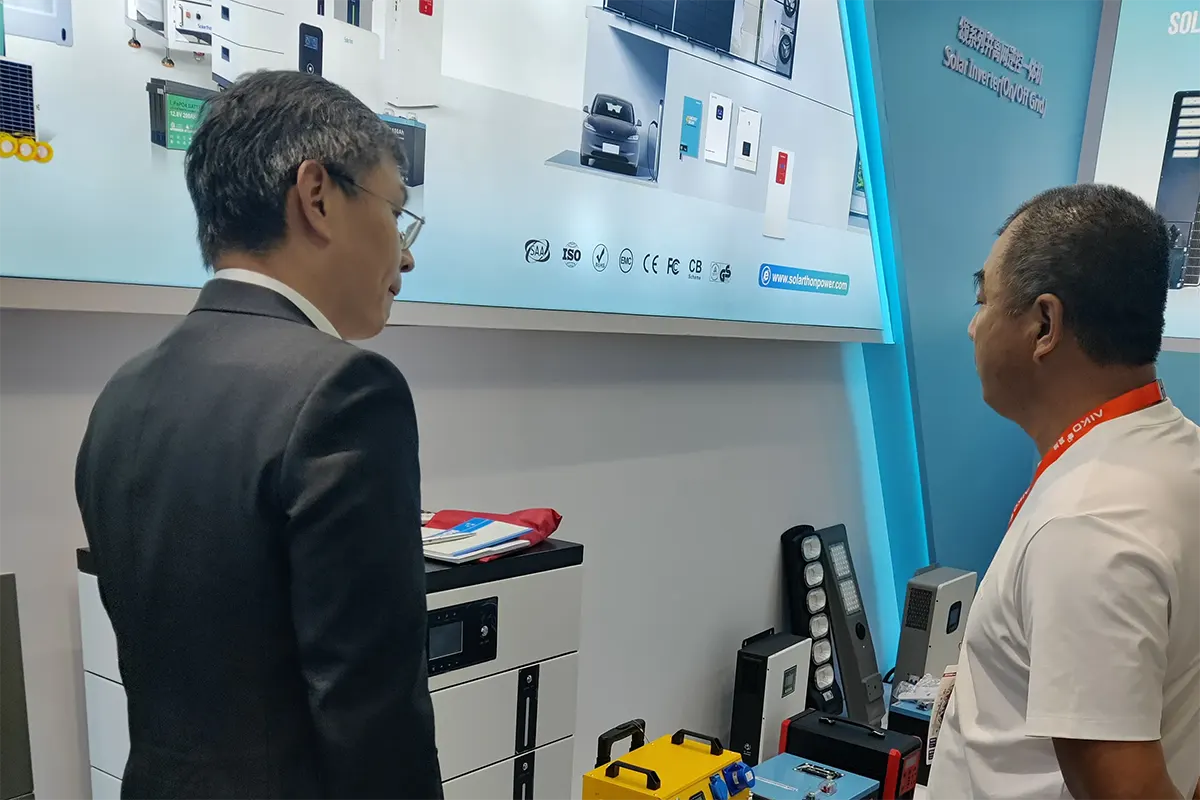 GODE engineers explain smart energy solutions to potential clients