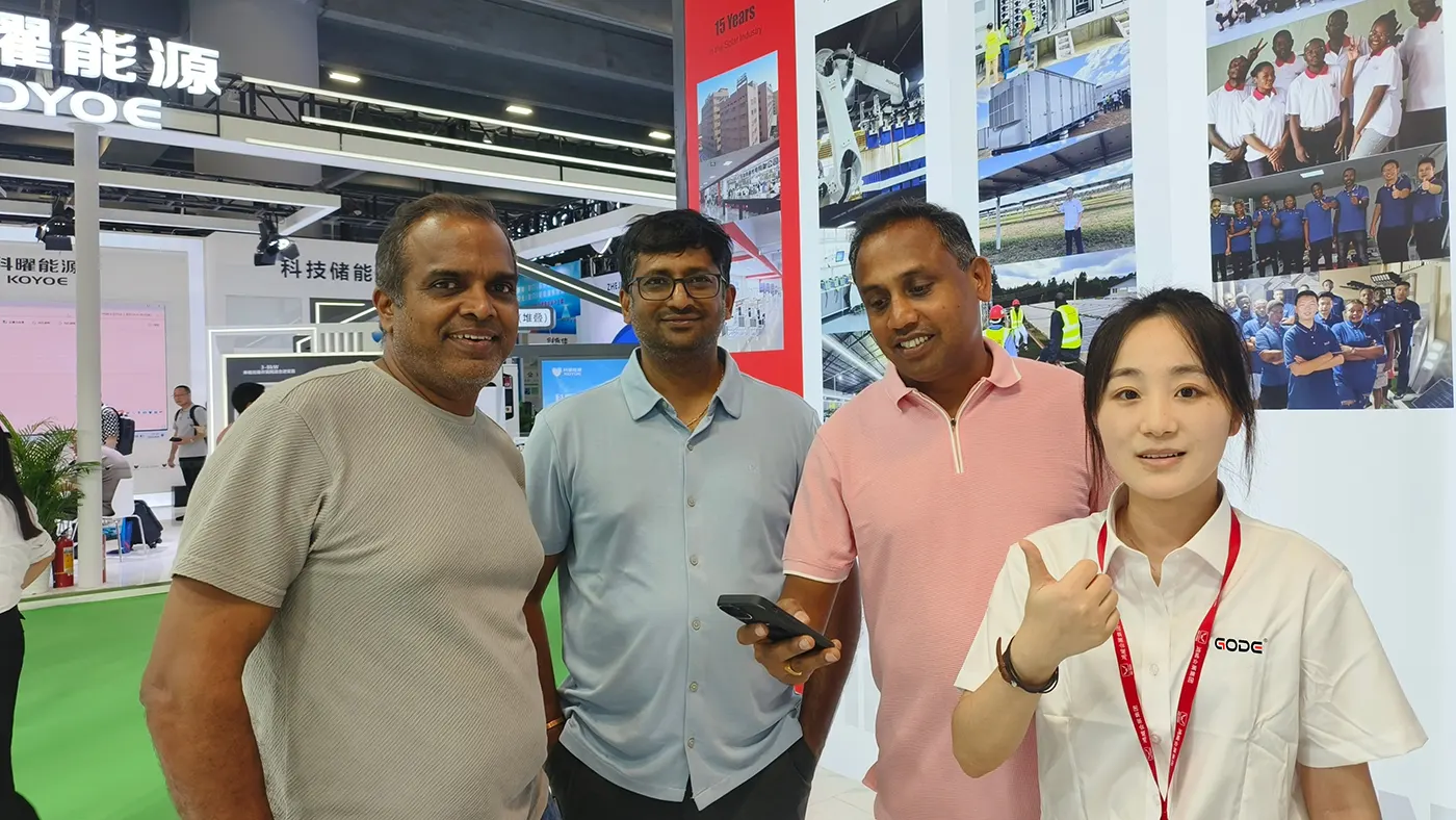 Group photo of GODE POWER team with clients at Solar PV & Energy Storage World Expo 2025 in Guangzhou