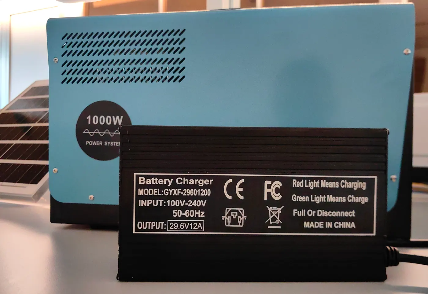 GODE DQ1208 1000W portable power station with a battery charger