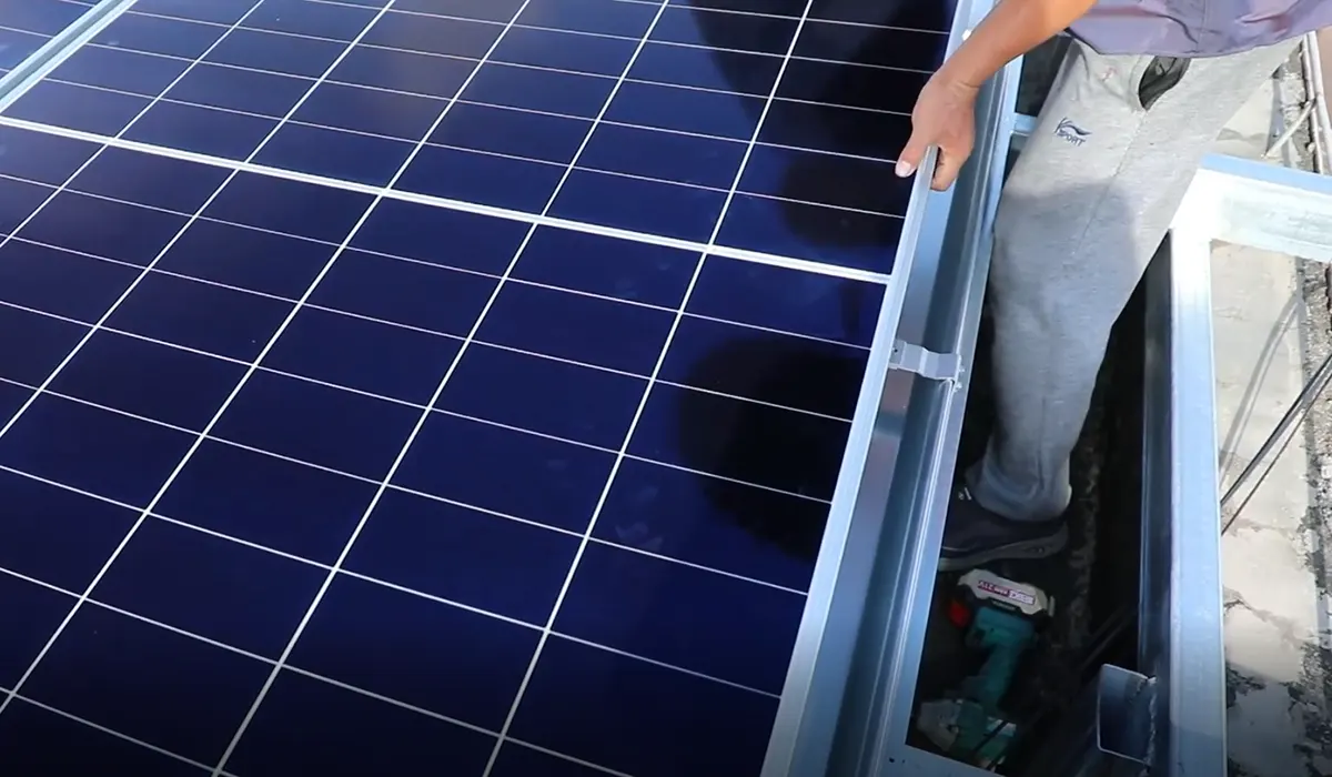 Workers installing ST-M-550W solar panels, fast and easy installation process