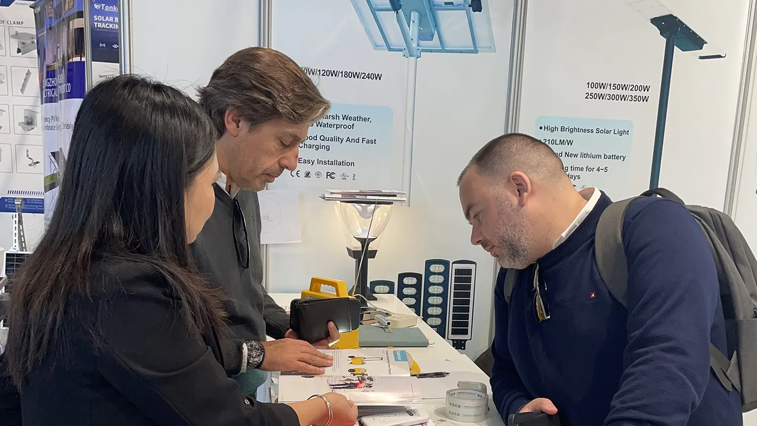 GODE Introducing Portable Power Station to Visitors