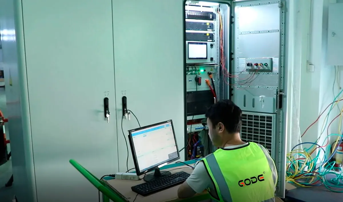 GODE‘s engineer is debugging DQ1913 energy storage system