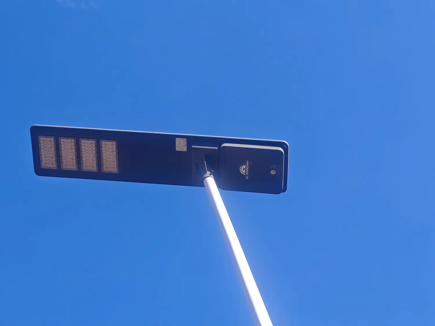 ALLTOP 0278 إضاءة الشوارع بالطاقة الشمسية تحت السماء الزرقاء في أروشا، تنزانيا