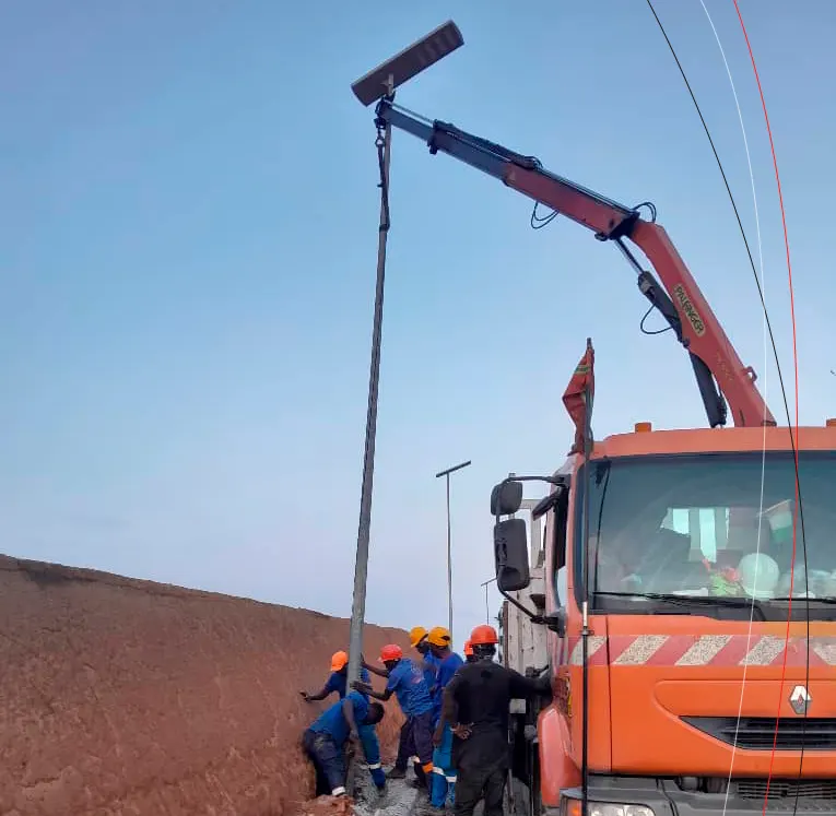 L'équipe de construction installe actuellement le lampadaire solaire 0418.