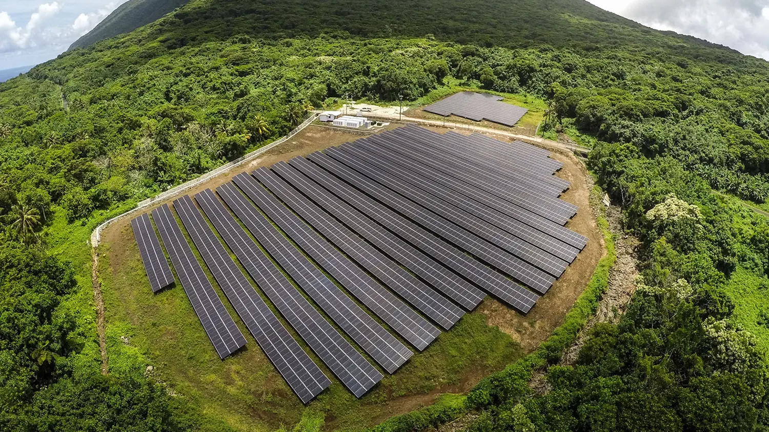 Auf der Insel Ta'u in Amerikanisch-Samoa wurde ein Mikronetz bestehend aus 5.000 Solarzellen und einem Energiespeichersystem errichtet.