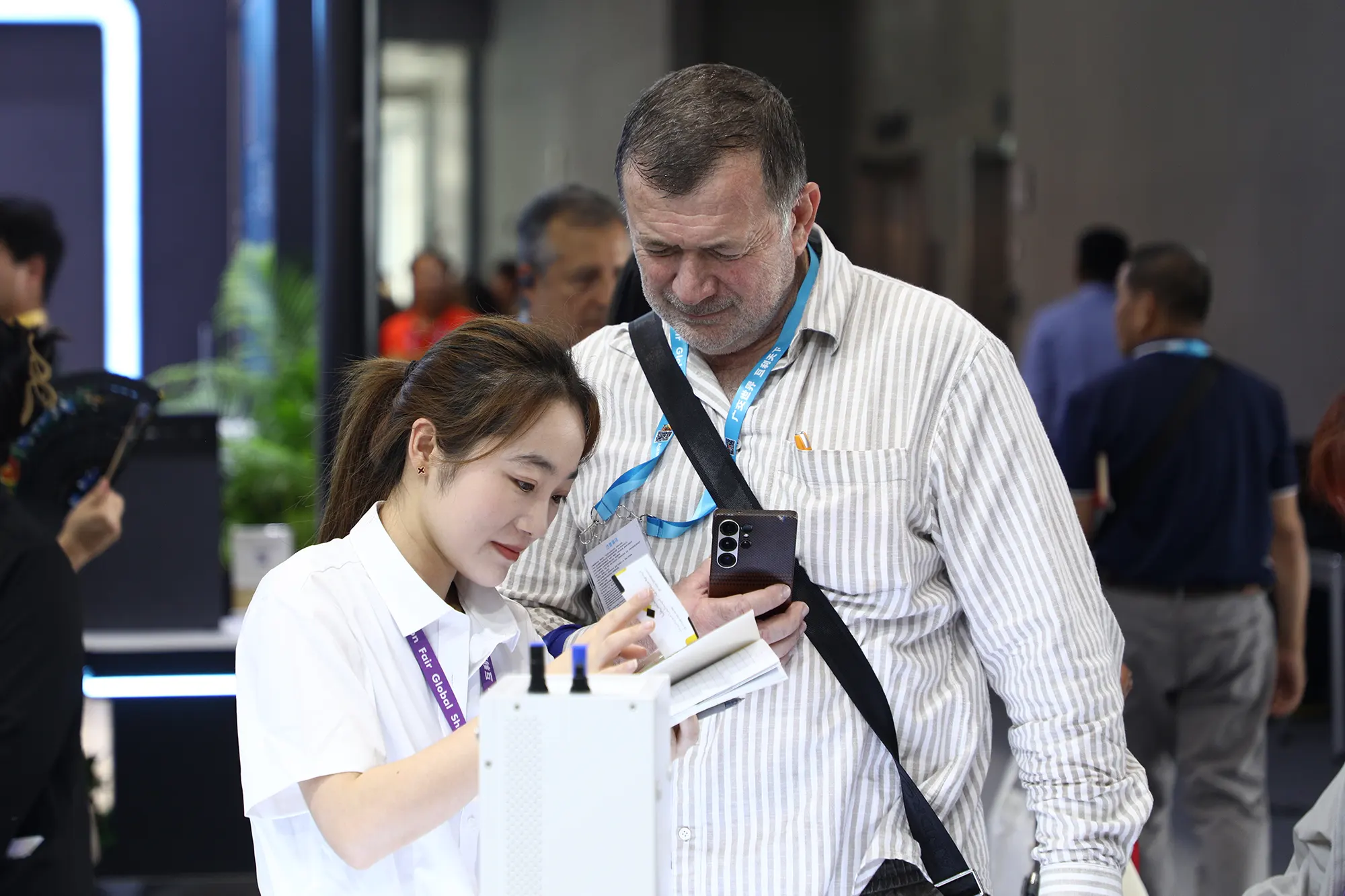 Penjual dan Pengunjung Mendiskusikan Produk