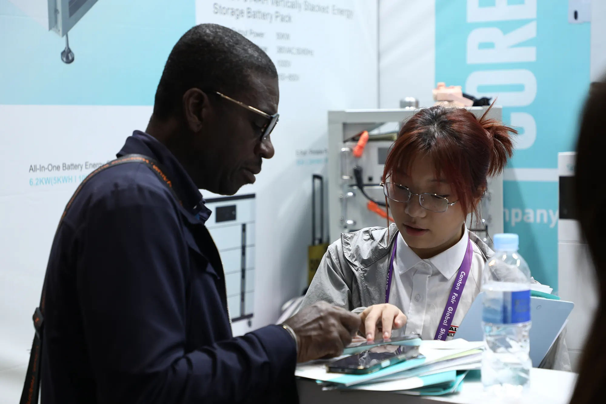 Penjual memberikan penawaran harga kepada pengunjung.